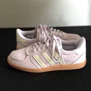 Adidas Cloudfoam Lavender Sneakers with  Gum Sole size 6 🔥